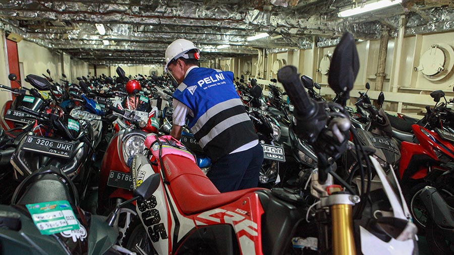Sebanyak 663 unit sepeda motor milik pemudik tiba di Jakarta.  (Bloomberg Technoz/Andrean Kristianto)