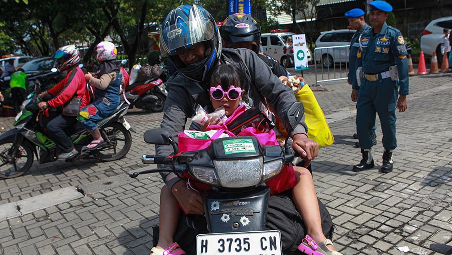 Beberapa pemudik terlihat membawa anak kecil di atas motornya. (Bloomberg Technoz/Andrean Kristianto)