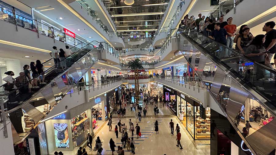 Tidak hanya sebagai tempat liburan, sejumlah pusat perbelanjaan di Jakarta ramai didatangi oleh warga. (Bloomberg Technoz/Andrean Kristianto)