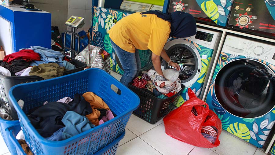 Usai libur lebaran, tempat laundry kiloan ramai menerima orderan. (Bloomberg Technoz/Andrean Kristianto)