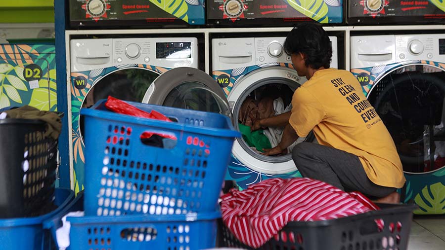 Akibat tingginya permintaan mencuci, laundry harus memperpanjang waktu pengerjaannya. (Bloomberg Technoz/Andrean Kristianto)