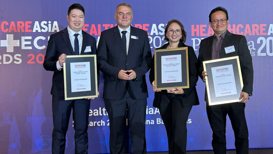 Manajemen Mayapada Healthcare Group menerima penghargaan dari Healthcare Asia