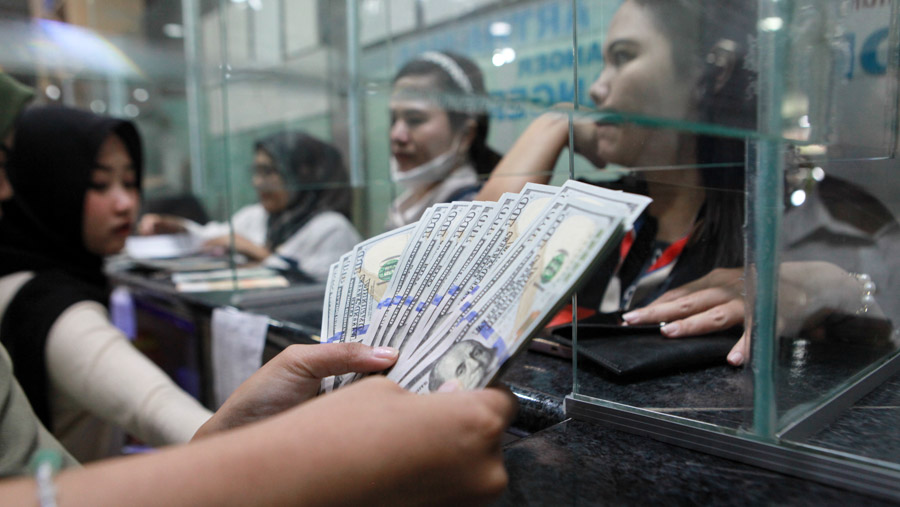 Antrean penukaran uang asing terlihat di salah satu gerai di ITC Kuningan, Jakarta. Bloomberg Technoz/Andrean Kristianto)