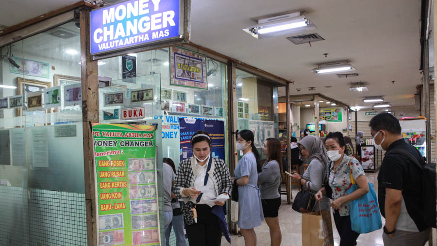 Pengunjung antre menukarkan uang di salah satu gerai penukaran uang di ITC Kuningan, Jakarta, Rabu (17/4/2024). (Bloomberg Technoz/Andrean Kristianto)