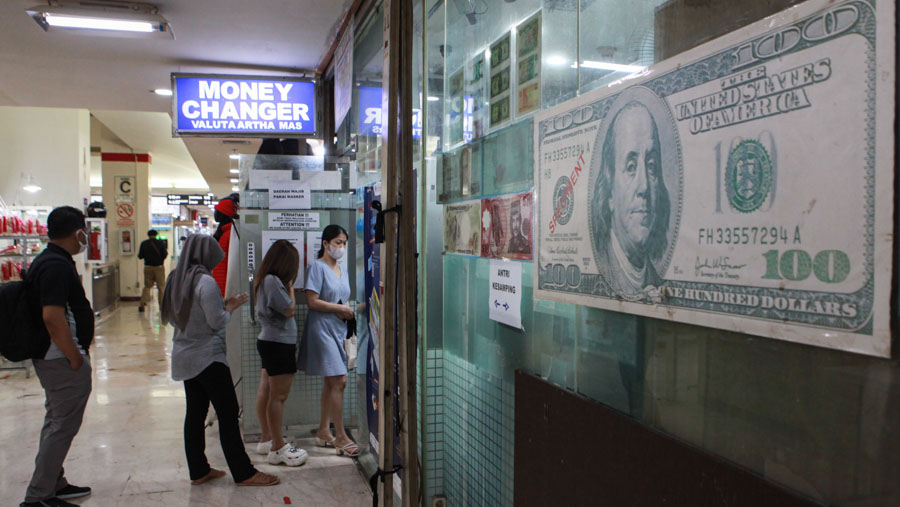 Pengunjung antre menukarkan uang di salah satu gerai penukaran uang di ITC Kuningan, Jakarta, Rabu (17/4/2024). (Bloomberg Technoz/Andrean Kristianto)