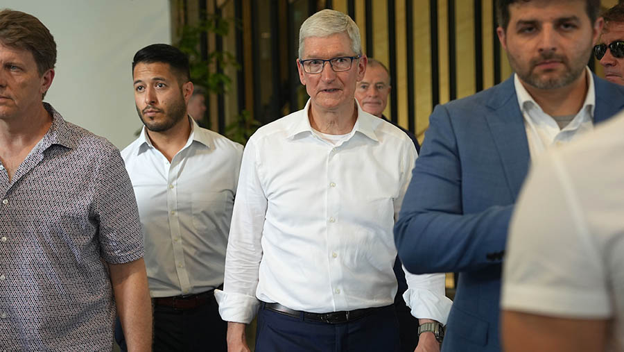 CEO Apple Inc.,Tim Cook (tengah) meninggalkan Apple Developer Academy di Binus University di Tangerang, Rabu (17/4/2024). (Dimas Ardian/Bloomberg)