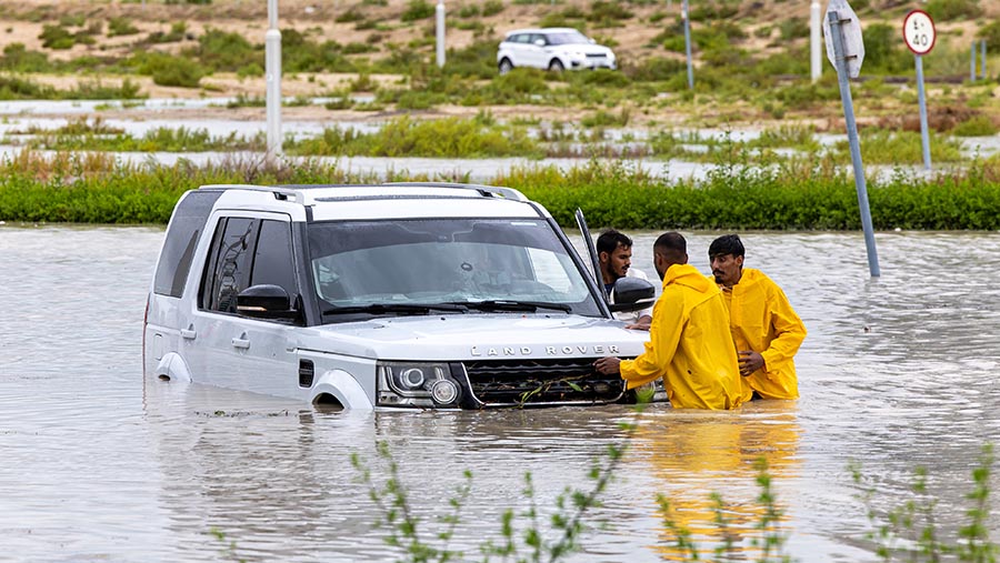Mobil mogok akibat banjir setelah hujan lebat di distrik Dubai Sports City di Dubai, Uni Emirat Arab, Selasa (16/4/2024). (Christopher Pike/Bloomberg)