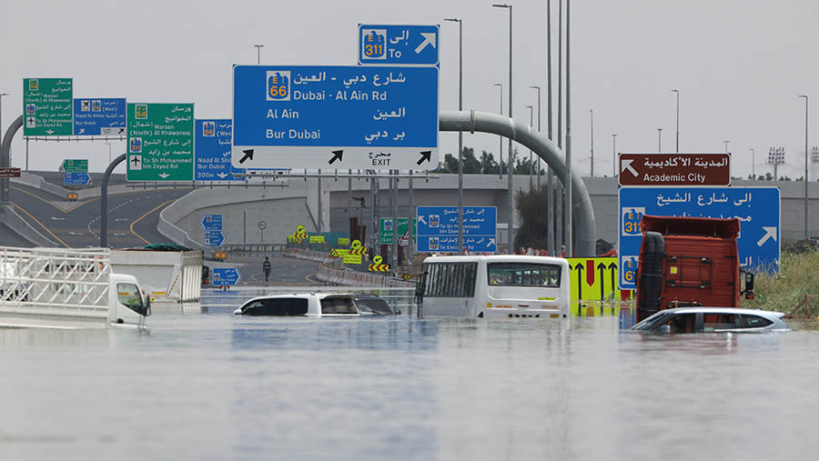 Banyak mobil yang terendam akibat banjir yang melanda jalan raya. (Christopher Pike/Bloomberg)