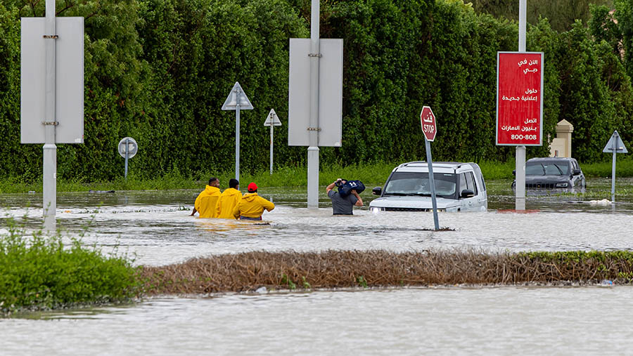 Pemerintah UEA mengeluarkan peringatan menjelang hujan lebat, meminta orang untuk tinggal di rumah. (Christopher Pike/Bloomberg)