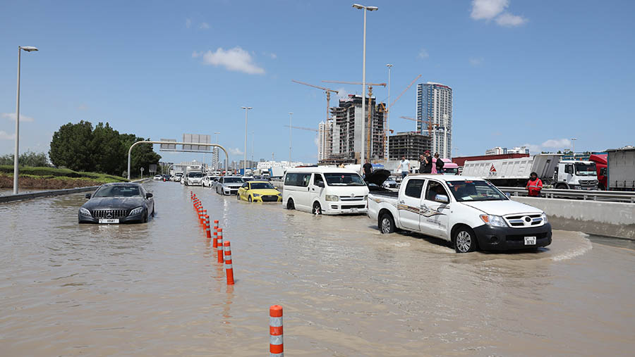Lalu lintas lumpuh akibat sebagian besar jalaan terendam banjir. (Christopher Pike/Bloomberg)