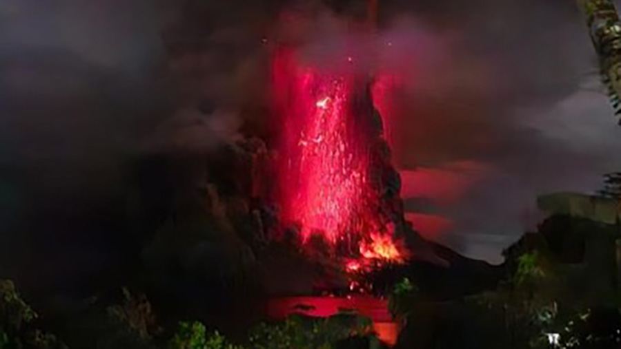Pengamatan Visual Gunung Ruang saat terjadi erupsi pada pukul 20.15 WITA. (Dok. Badan Geologi PVMBG)

