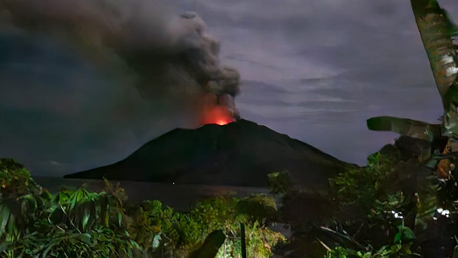 Pengamatan Visual Gunung Ruang saat terjadi erupsi. (Dok. Badan Geologi PVMBG)