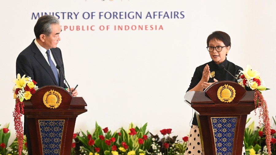Menteri Luar (Menlu) Negeri China Wang Yi bertemu dengan Menlu Indonesia Retno Marsudi. (Sumber: Biro Pers Kemenlu)