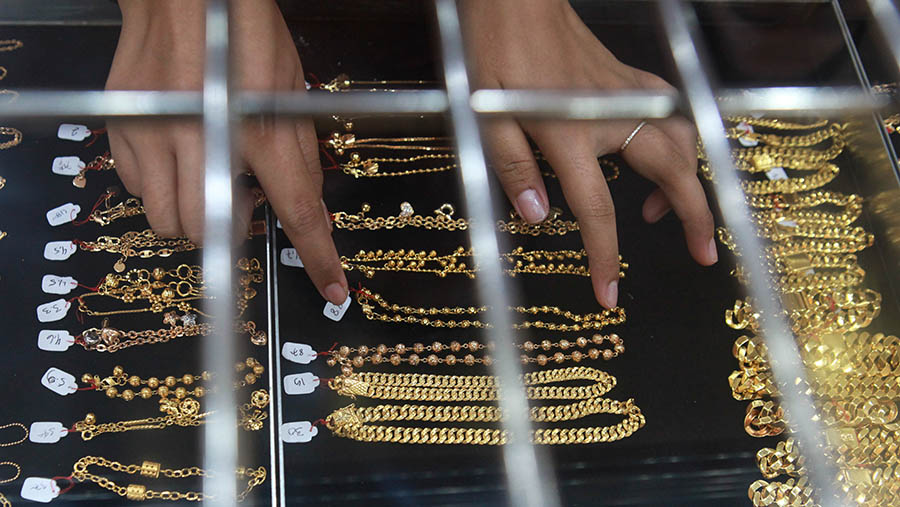 Warga yang membeli emas perhiasan biasanya lebih banyak memilih gelang dan kalung. (Bloomberg Technoz/Andran Kristianto)