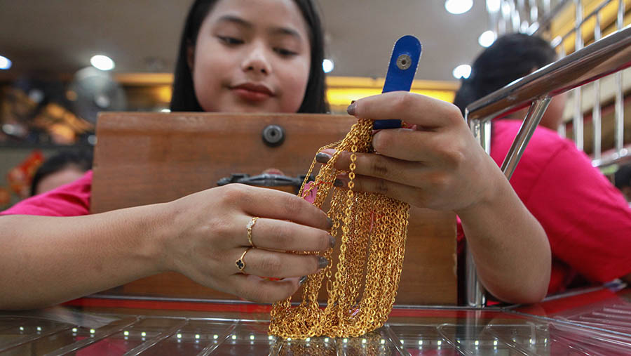 Karyawan melayani jual beli emas perhiasan di sebuah toko emas di Pasar Kebayoran, Jakarta, Jumat (19/4/2024). (Bloomberg Technoz/Andran Kristianto)