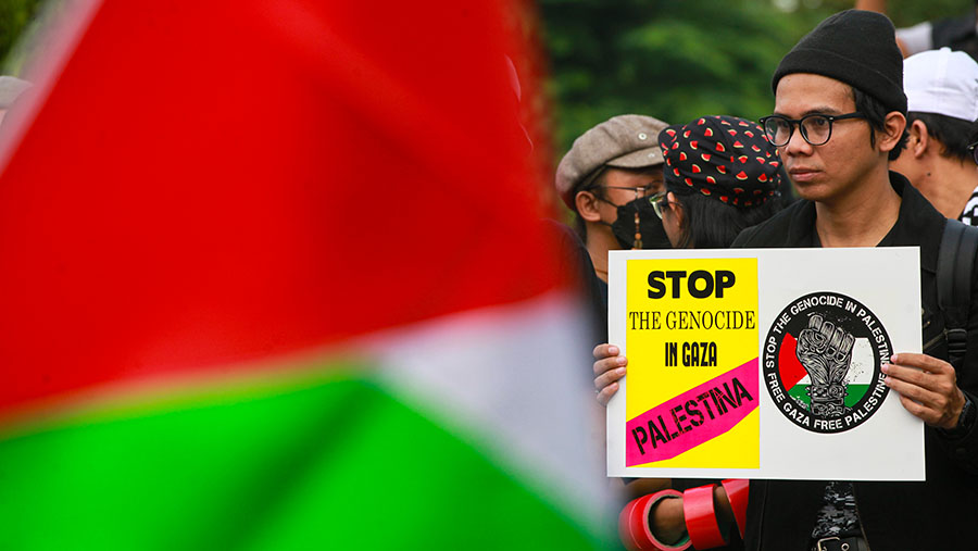 Peserta melihat penampilan Koalisi Musisi untuk Gaza saat aksi di depan Kedubes AS Jakarta, Jumat (19/4/2024). (Bloomberg Technoz/Andrean Kristianto)