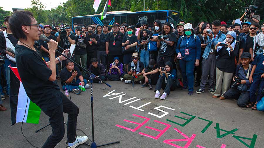 Koalisi Musisi untuk Gaza melakukan aksi di depan Kedubes Amerika Serikat di Jakarta, Jumat (19/4/2024). (Bloomberg Technoz/Andrean Kristianto)