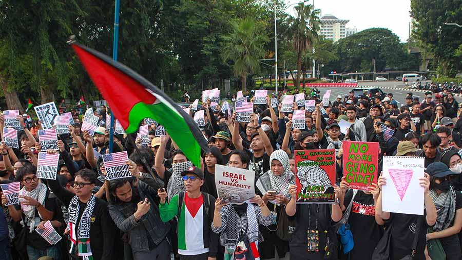 Aksi tersebut dihadiri puluhan peserta yang mendukung gencatan senjata dan kemerdekaan bagi Palestina. (Bloomberg Technoz/Andrean Kristianto)