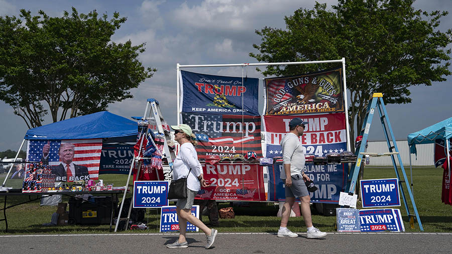 Pendukung tiba untuk mengikuti kampanye Donald Trump di Aero Center Wilmington di North Carolina, AS, Sabtu (20/4/2024). (Allison Joyce/Bloomberg)