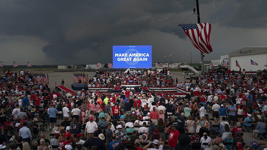 Peserta menunggu kampanye mantan Presiden AS Donald Trump di Aero Center Wilmington di North Carolina, AS, Sabtu (20/4/2024). (Allison Joyce/Bloomberg