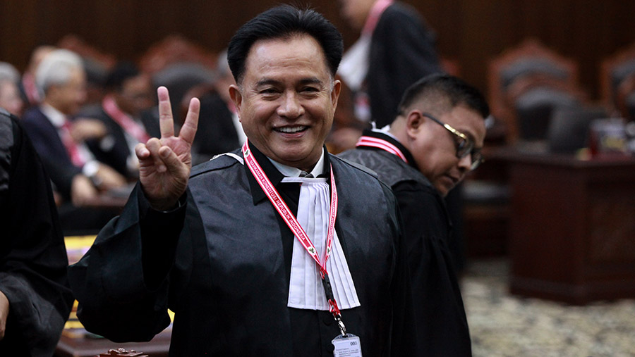 Kuasa hukum Prabowo-Gibran, Yusril Ihza Mahendra sebelum sidang putusan sengketa Pilpres di Gedung MK, Senin (22/4/2024) (Bloomberg Technoz/Andrean K)