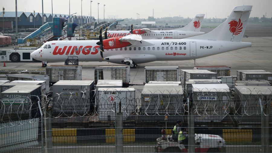 Pesawat Wings Air yang dioperasikan PT Wings Air Abadi Airlines, salah satu unit Lion Air Group, i landasan Bandara Soetta./Bloomberg-Dimas Ardian