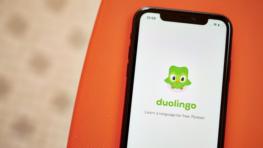 Belajar bahasa asing via aplikasi, termasuk dengan Duolingo.