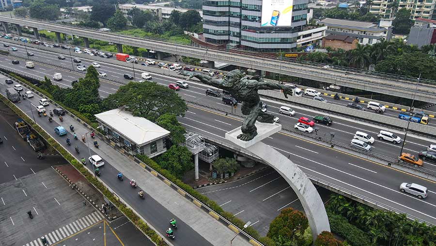 Suasana lalu lintas di sekitar monumen patung dirgantara di kawasan Pancoran, Jakarta,Selasa (24/4/2024). (Bloomberg Technoz/Andrean Kristianto)
