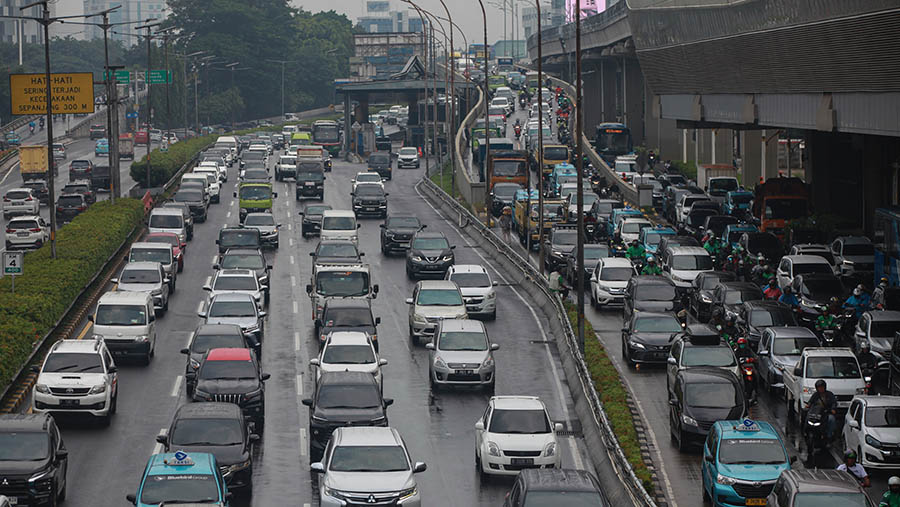 Suasana lalu lintas yang macet di kawasan jalan Gatot Subroto, Jakarta, Selasa (24/4/2024). (Bloomberg Technoz/Andrean Kristianto)