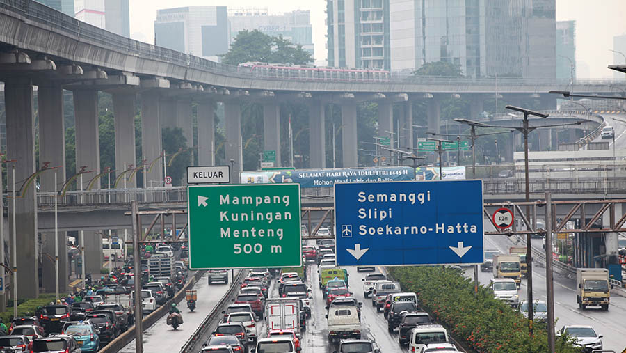 Suasana lalu lintas yang macet di kawasan jalan Gatot Subroto, Jakarta, Selasa (24/4/2024). (Bloomberg Technoz/Andrean Kristianto)