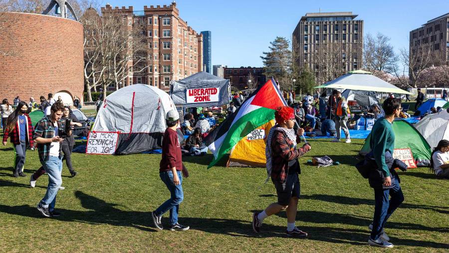 Demonstrasi mahasiswa pro-Palestina di kampus MIT pada 22 April 2024. (Sumber: Bloomberg)