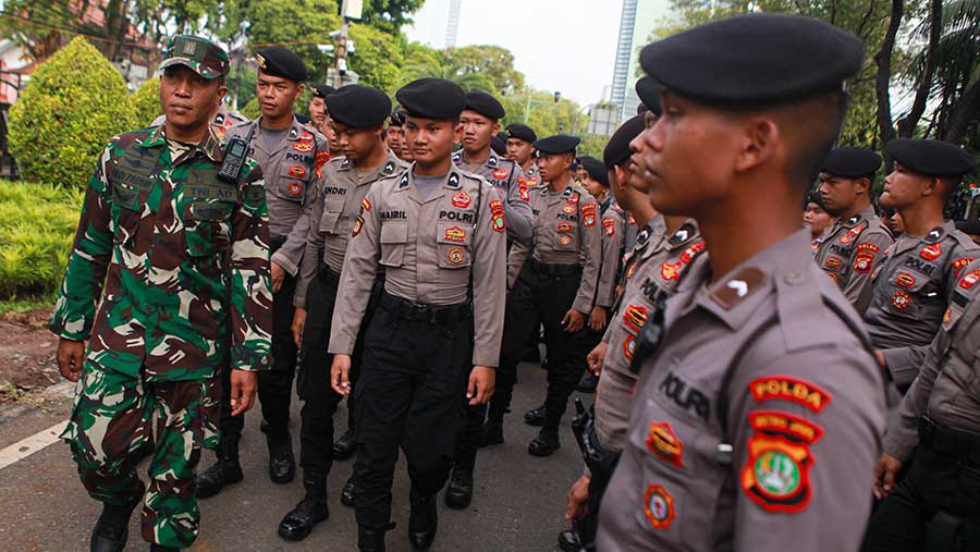 Polisi berjaga jelang penetapan Prabowo-Gibran sebagai capres-cawapres di gedung KPU, Rabu (24/4/2024). (Bloomberg Technoz/Andrean Kristianto)
