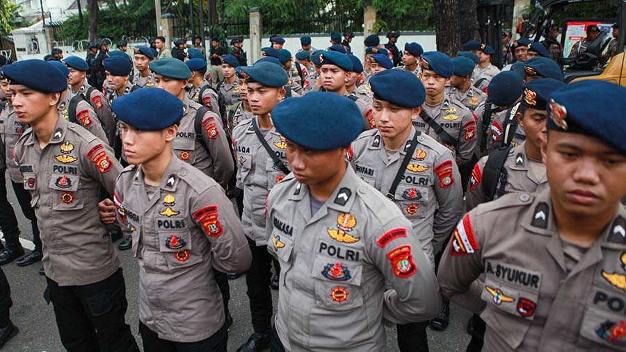 Polisi berjaga jelang penetapan Prabowo-Gibran sebagai capres-cawapres di gedung KPU, Rabu (24/4/2024). (Bloomberg Technoz/Andrean Kristianto)