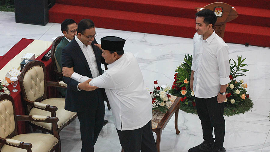 Presiden terpilih Prabowo menyapa Capres Anies saat rapat pleno penetapan di gedung KPU, Rabu (24/4/2024). (Bloomberg Technoz/Andrean Kristianto)
