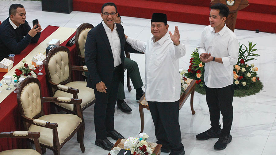 Presiden terpilih Prabowo menyapa Capres Anies saat rapat pleno penetapan di gedung KPU, Rabu (24/4/2024). (Bloomberg Technoz/Andrean Kristianto)