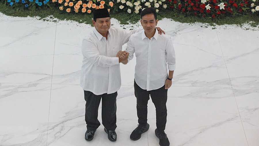 Presiden & Wapres terplih Prabowo-Gibran saat rapat pleno penetapan di gedung KPU, Rabu (24/4/2024). (Bloomberg Technoz/Andrean Kristianto)