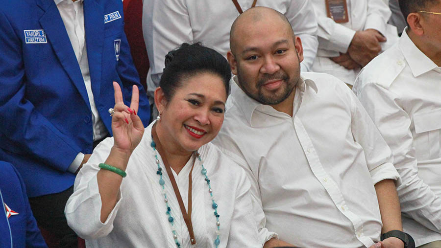 Titiek Soeharto & Didit Hediprasetyo hadir rapat pleno penetapan di gedung KPU, Rabu (24/4/2024). (Bloomberg Technoz/Andrean Kristianto)