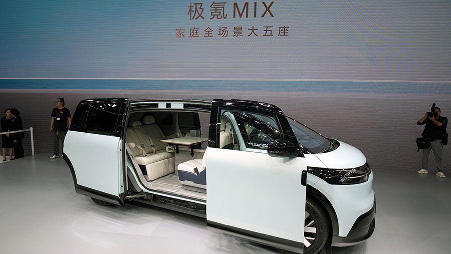 Mobil listrik Geely Automobile Holdings Ltd. Zeekr Mix dipamerkan di Beijing Auto Show di Beijing, Tiongkok, Kamis (25/4/2024) (Qilai Shen/Bloomberg)