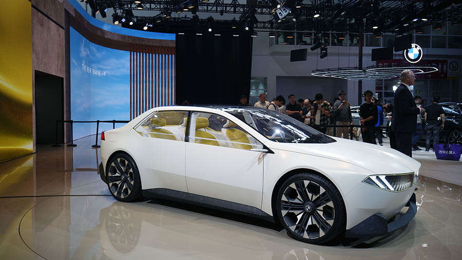 Mobil konsep listrik BMW AG Vision Neue Klasse saat Beijing Auto Show di Beijing, Tiongkok, Kamis (25/4/2024). (Qilai Shen/Bloomberg)