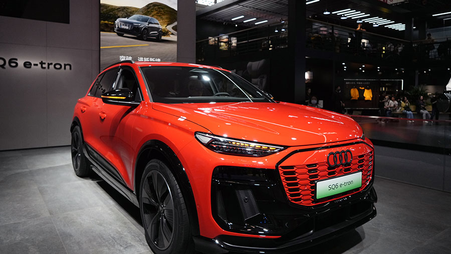 Mobil sport listrik Audi AG SQ6 e-tron dipamerkan saat Beijing Auto Show di Beijing, Tiongkok, Kamis (25/4/2024). (Qilai Shen/Bloomberg)