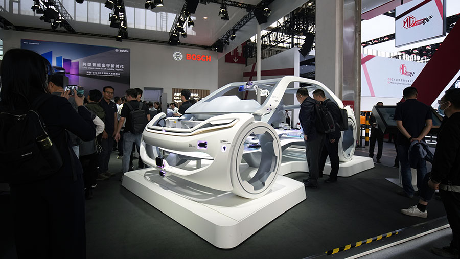 Model kendaraan sistem penggerak otonom Robert Bosch GmbH saat Beijing Auto Show di Beijing, Tiongkok, Kamis (25/4/2024). (Qilai Shen/Bloomberg)