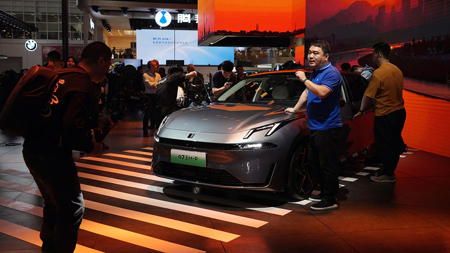 Mobil listrik Lynk & Co. 07EM-P dipamerkan saat Beijing Auto Show di Beijing, Tiongkok, Kamis (25/4/2024). (Qilai Shen/Bloomberg)
