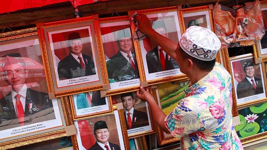 Usai ditetapkan sebagai Presiden dan Wapres terpilih, foto Prabowo-Gibran banyak dicari pembeli. (Bloomberg Technoz/Andrean Kristianto)