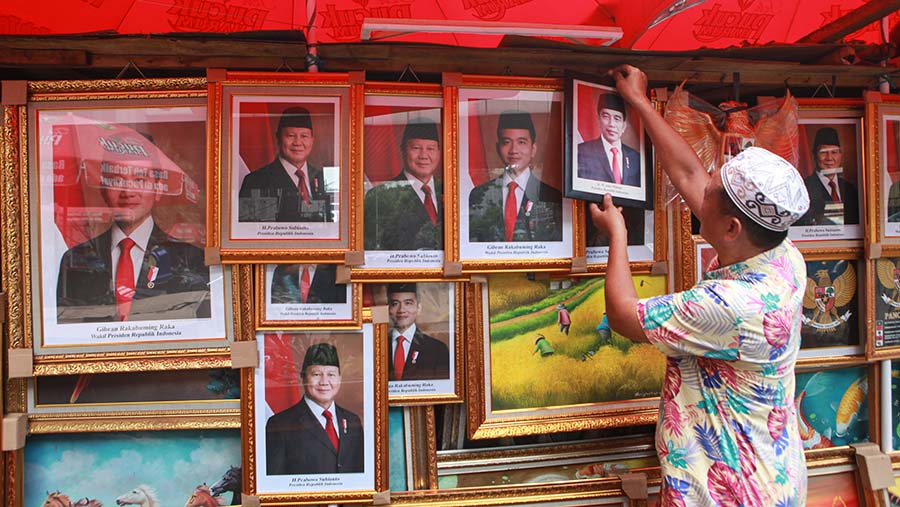 Pedagang mengaku sudah menjual foto Prabowo-Gibran sejak sidang sengketa pilpres di MK. (Bloomberg Technoz/Andrean Kristianto)