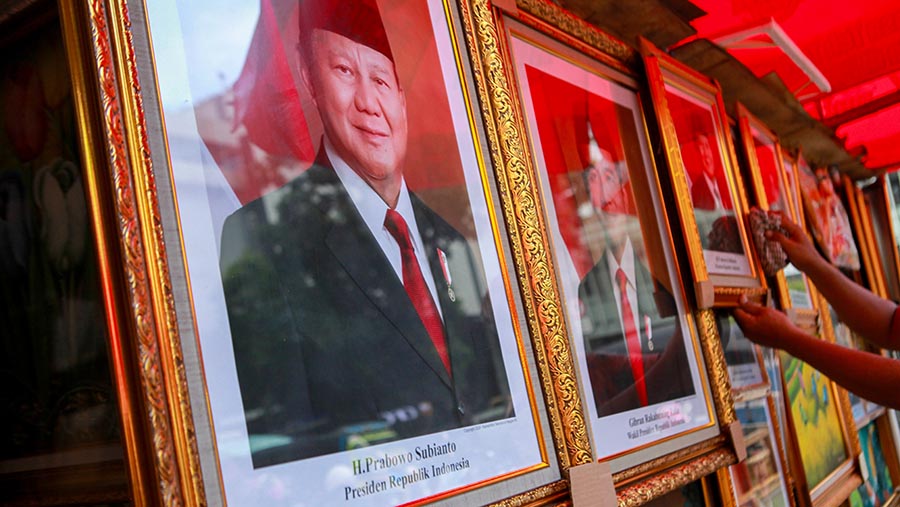 Dalam sehari pedagang mengaku dapat menjual 40 pasang foto bergambar Prabowo-Gibram. (Bloomberg Technoz/Andrean Kristianto)