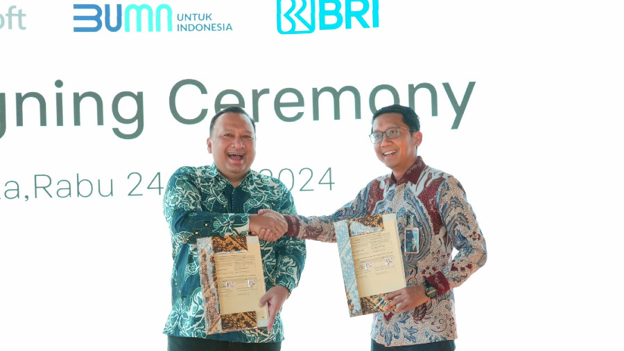 Direktur Digital dan Teknologi Informasi BRI Arga M. Nugraha (kanan), dan Presiden Direktur Microsoft Indonesia Dharma Simorangkir. (dok: BRI)