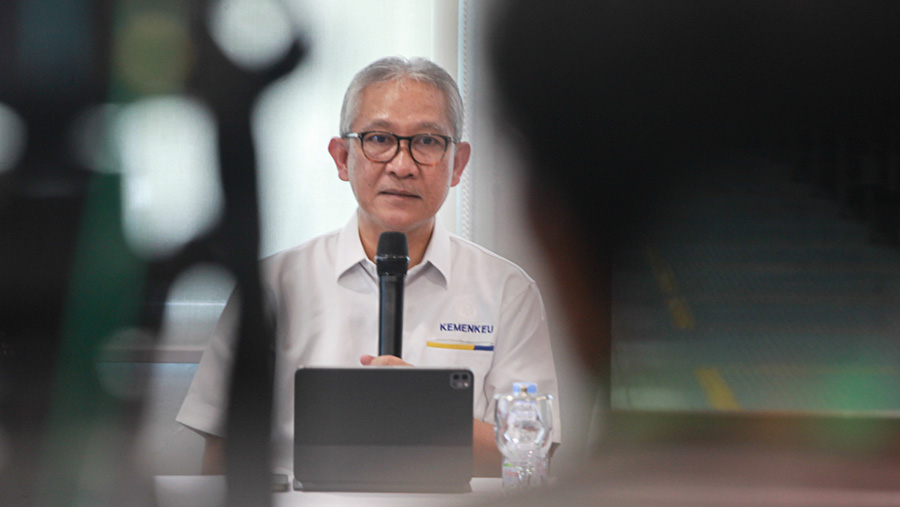 Dirjen Bea dan Cukai, Askolani saat konfrensi pers di kawasan Soewarna Bussiness Park, Senin (29/4/2024). (Bloomberg Technoz/Andrean Kristianto)