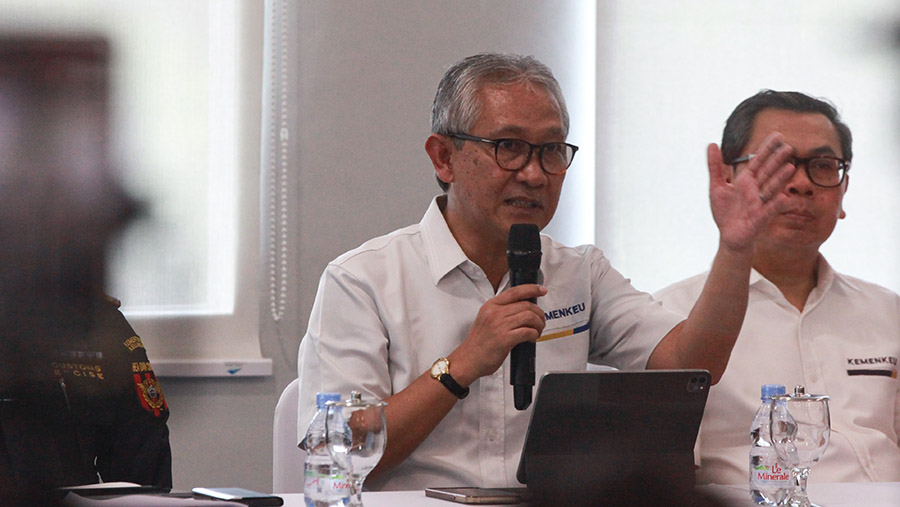 Dirjen Bea dan Cukai, Askolani saat konfrensi pers di kawasan Soewarna Bussiness Park, Senin (29/4/2024). (Bloomberg Technoz/Andrean Kristianto)