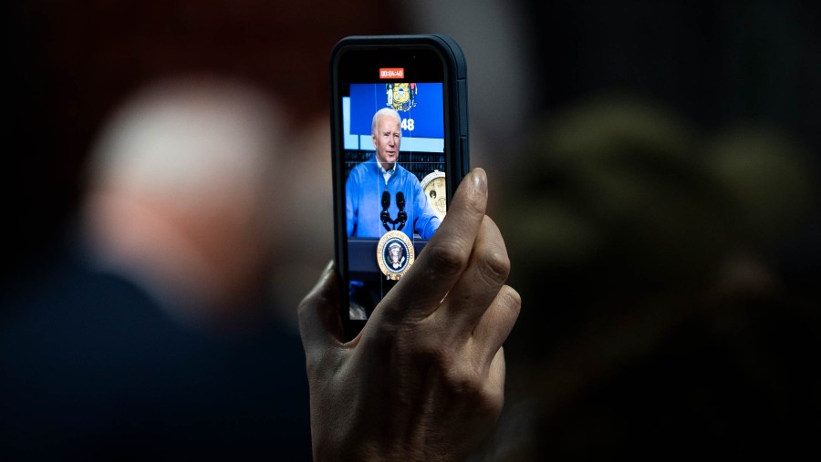 Joe Biden dari Layar Live di Media Sosial. (Bloomberg)