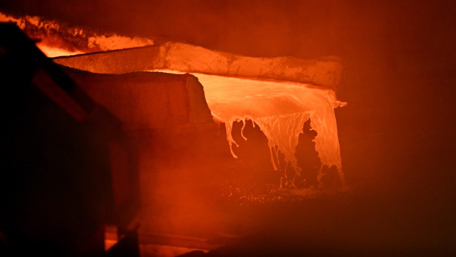 Tembaga cair di sebuah smelter./Bloomberg-Oliver Bunic